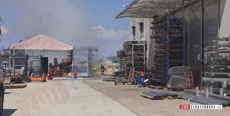 Incendio in una fabbrica di acciaio in un Comune del salernitano