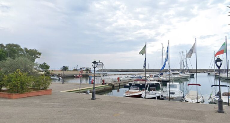 Marina di Camerota: un altro peschereccio s’incaglia all’ingresso del porto