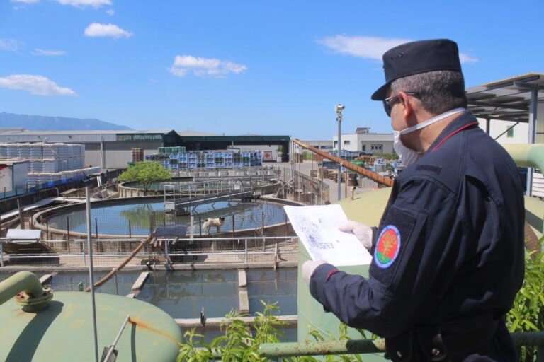 Sarno, controlli e sequestri presso azienda conserviera a ridosso del fiume