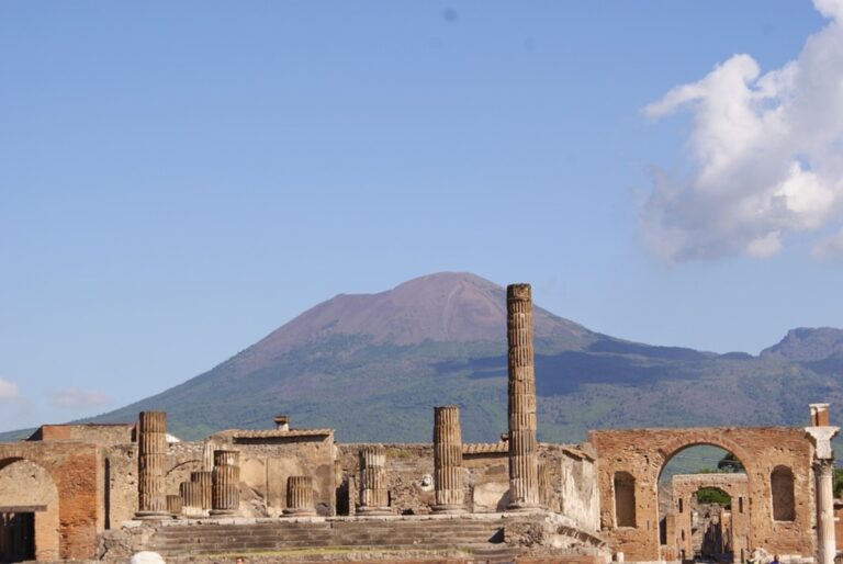 Gladiatori, buon cibo e giochi: come si divertivano gli antichi abitanti di Pompei