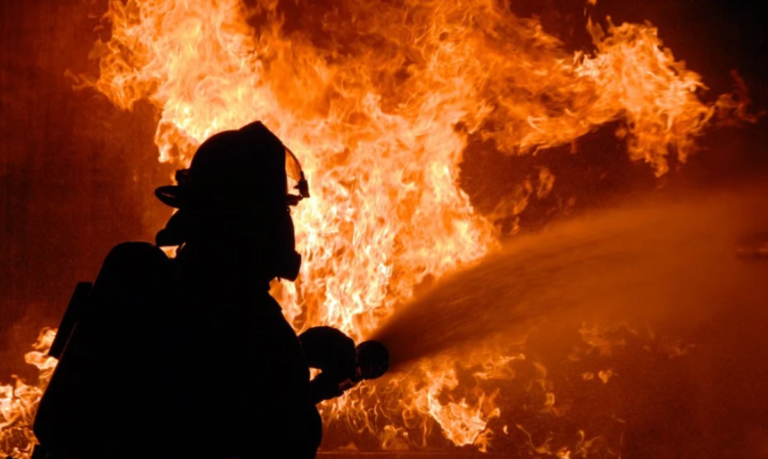 Nocera Inferiore, incendio in un pub di via Astuti: sul posto i Vigili del Fuoco