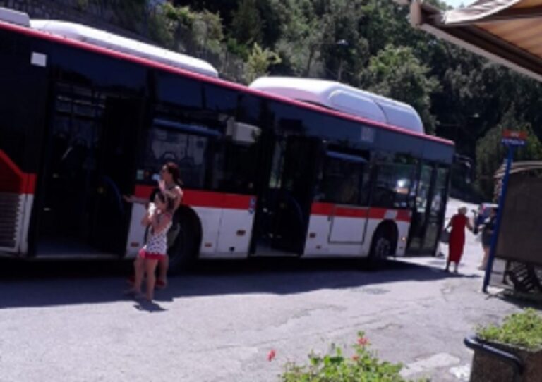 Pellezzano, tensione alla fermata del pullman