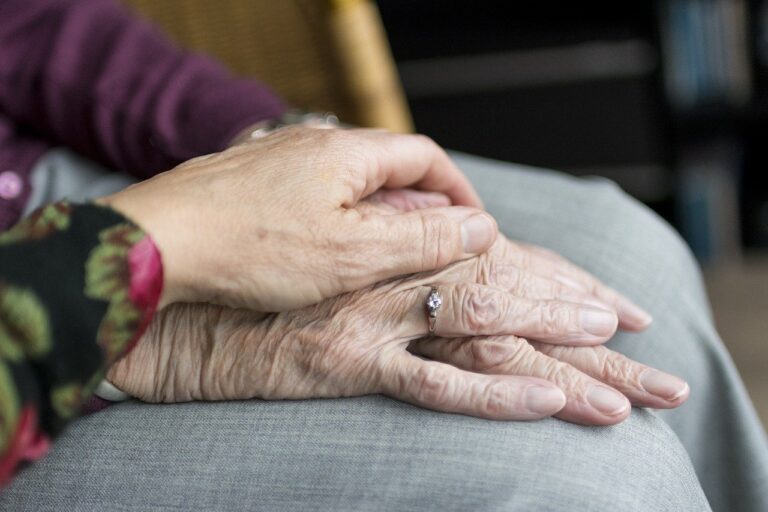 Salerno, malviventi rovistano in casa di un’anziana. Complice la badante