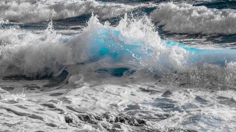 Salerno, chiazza scura nel mare: bagnanti in fuga dai lidi di Mercatello