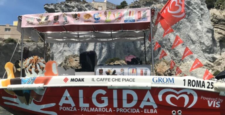 Nel mare di Salerno arriva “Il barchino dei gelati”: la novità dell’estate