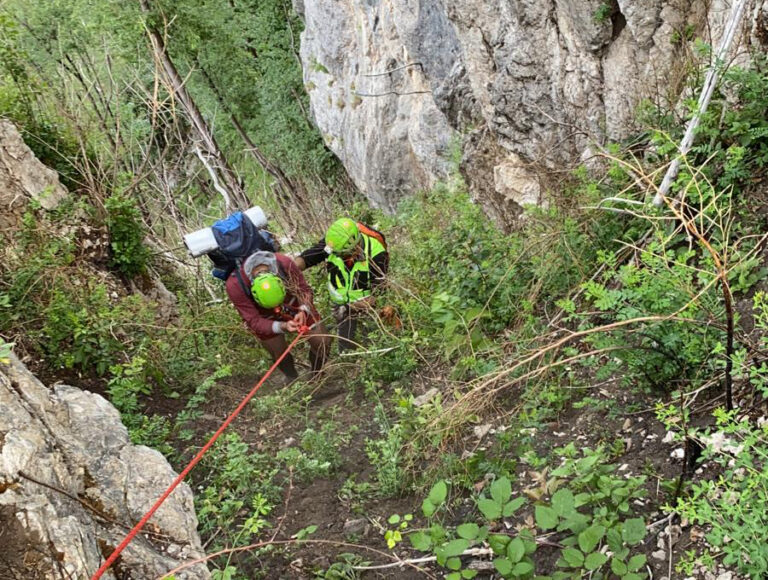 Giffoni Valle Piana, due giovani dispersi ritrovati nella notte in un canalone