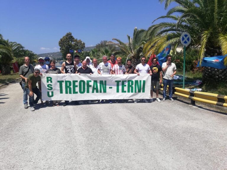 Treofan, protesta dei lavoratori di Terni allo stabilimento di Battipaglia