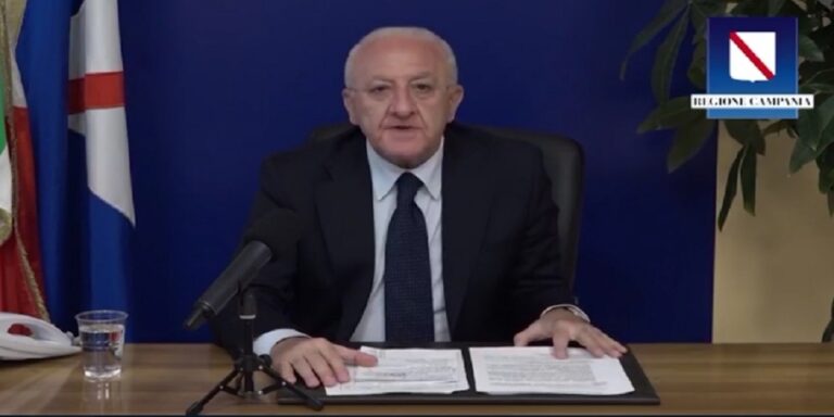Campania, De Luca firma nuova ordinanza anti-Covid