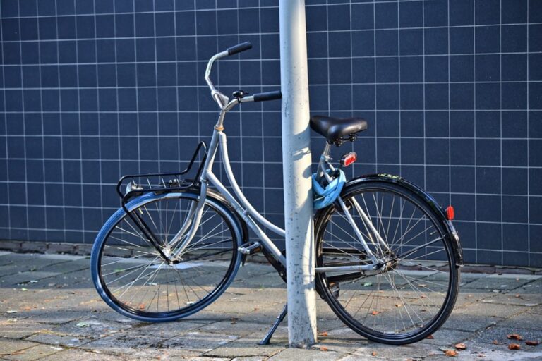 Agropoli, turista travolta da un’auto mentre era in bici: lievi le ferite