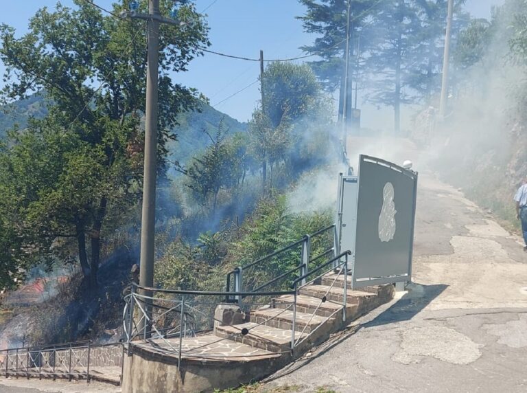 Baronissi, incendio in via Madonna delle Grazie (Sava)