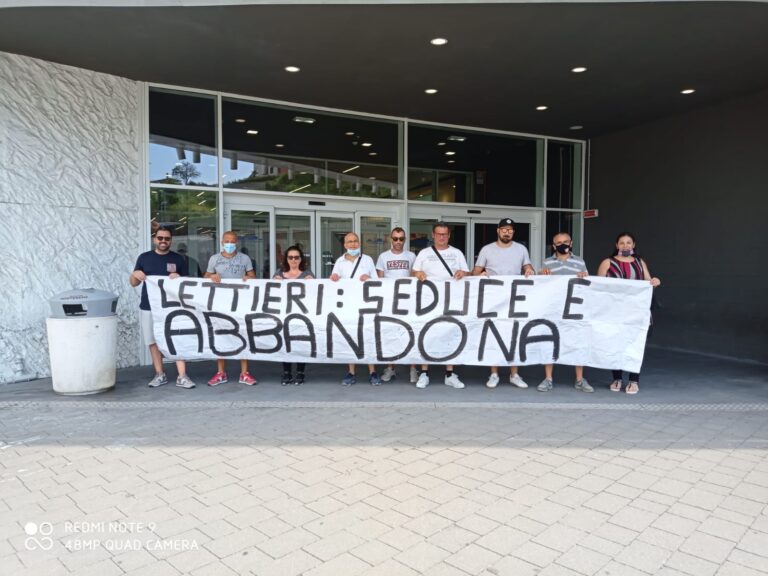 Salerno, continua la protesta degli operai de “La Fabbrica”