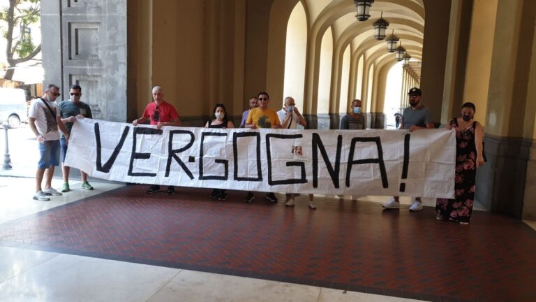 Salerno, quuarto giorno di protesta per gli operai de ”La Fabbrica”