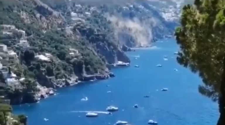 Frana in Costiera Amalfitana, cede una parte del costone roccioso a picco sul mare tra Positano e Praiano