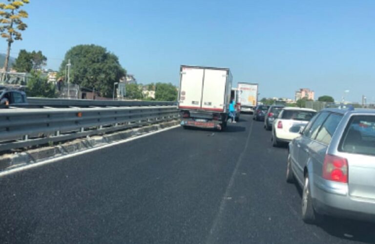 Ristoratori bloccano l’autostrada: caos sulla Caserta-Roma