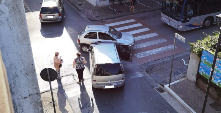 Baronissi, incidente tra due auto lungo Corso Garibaldi