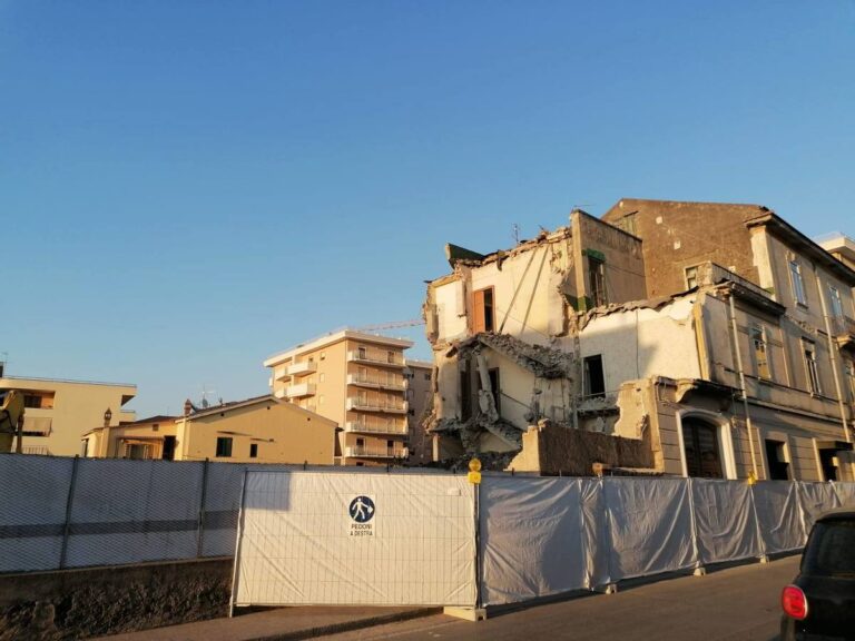 Pontecagnano, abbattimento della Palazzina Mingo: è polemica