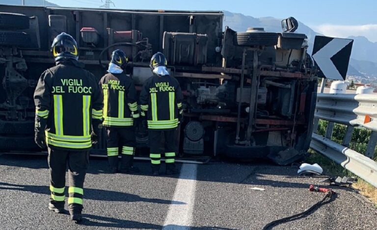 Pontecagnano Faiano, tir si ribalta sulla tangenziale