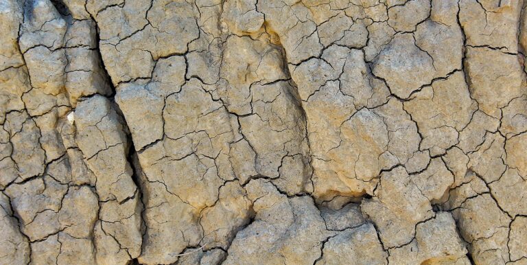 Paura a Conca dei Marini: frana mette in fuga bagnanti sulla spiaggia