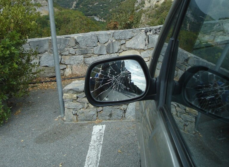 Cava de’ Tirreni: sfascia l’auto della fidanzata dopo un litigio Cava de’ Tirreni: sfascia l’auto della fidanzata dopo un litigio
