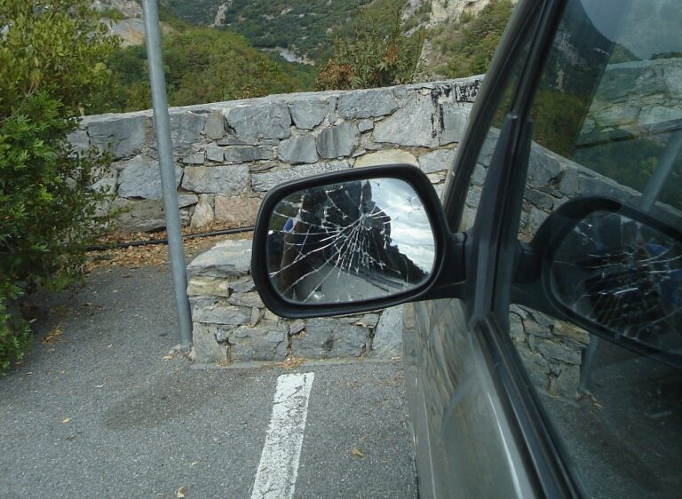 Cava de’ Tirreni: sfascia l’auto della fidanzata dopo un litigio