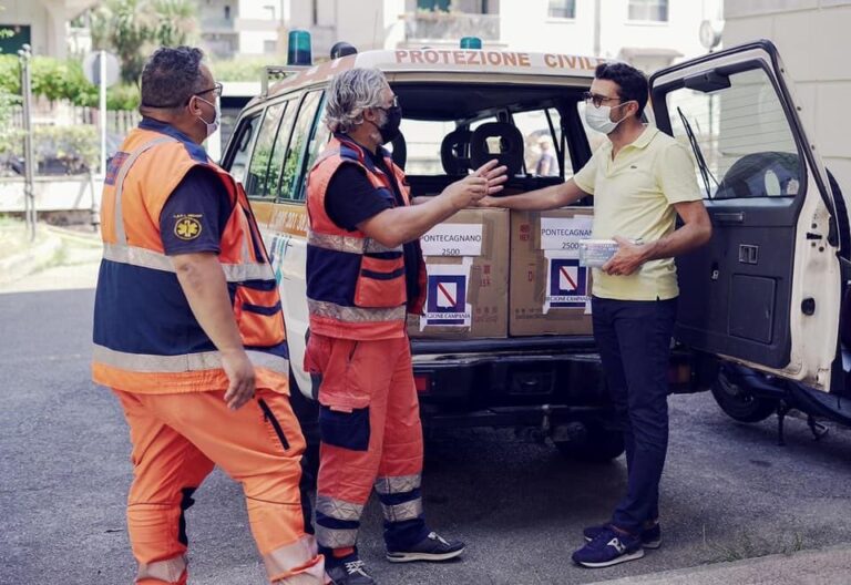 Pontecagnano, la Protezione Civile distribuisce mascherine nelle attività aperte al pubblico