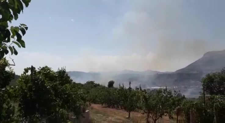 Giffoni Valle Piana, incendio in località Macchia: in azione Vigili del Fuoco