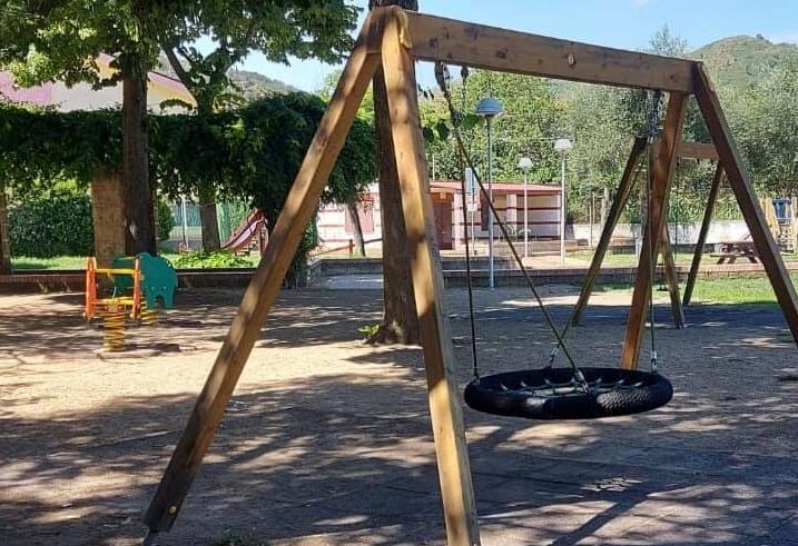 Baronissi, messa in sicurezza della pavimentazione al parco giochi “Olimpia”