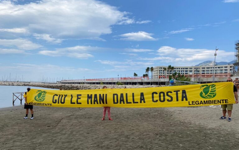 Legambiente, blitz contro il cemento illegale sulla spiaggia di Santa Teresa