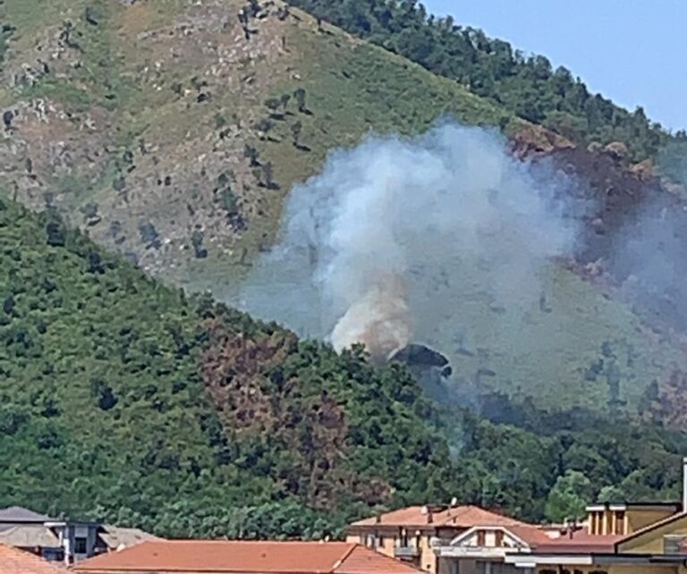 Baronissi, incendio sulla montagna nella zona Cariti