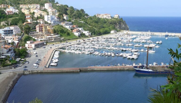 Agropoli, bagnanti furiosi per un’invasione di Posidonia sulla spiaggia