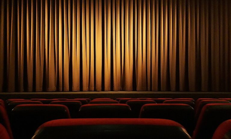 Cinema e teatro chiusi, De Luca stanzia 15 milioni per lo spettacolo