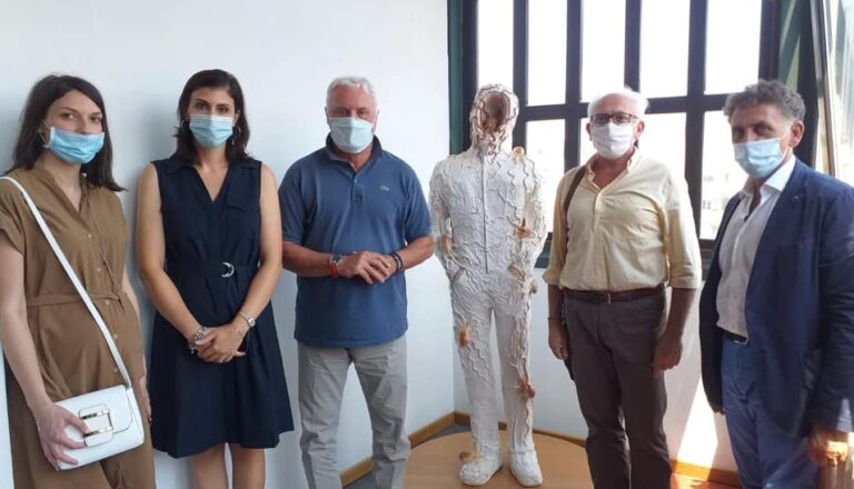 Baronissi: “Il virus siamo noi”, opera donata dal maestro Galdo che ricorda la pandemia