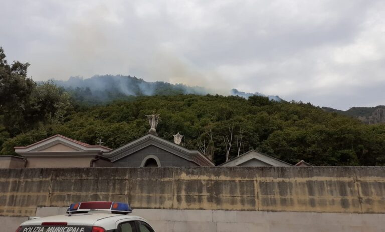 Incendio sul monte tra Baronissi e Pellezzano. Intervenuti i Vigili del Fuoco