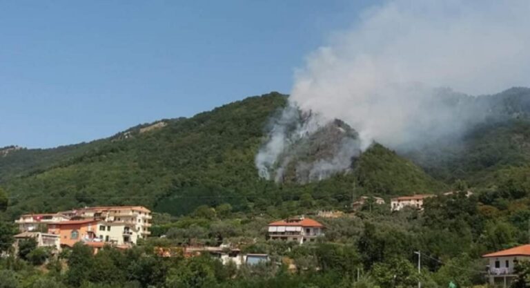 Cava de Tirreni, rogo a Breccelle: 6 ore per spegnere il fuoco