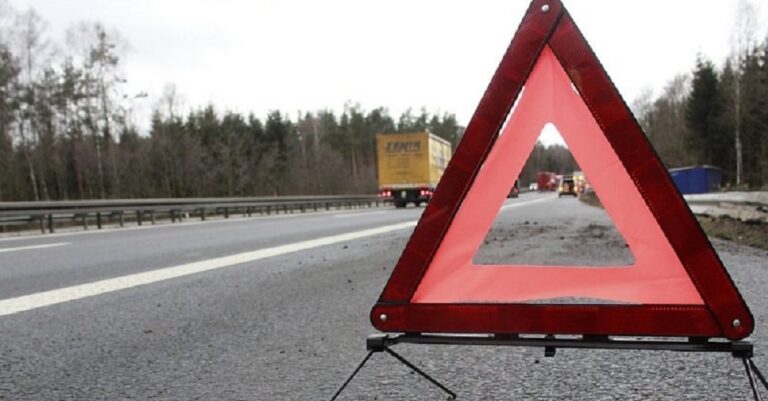 Scafati, camion perde il carico in strada, traffico in tilt