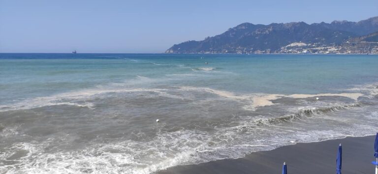 Salerno, chiazze marroni sul mare inquinato: indignati i bagnanti