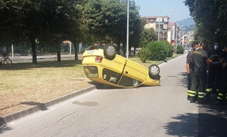 Salerno, incidente in via Angrisani. Auto si ribalta