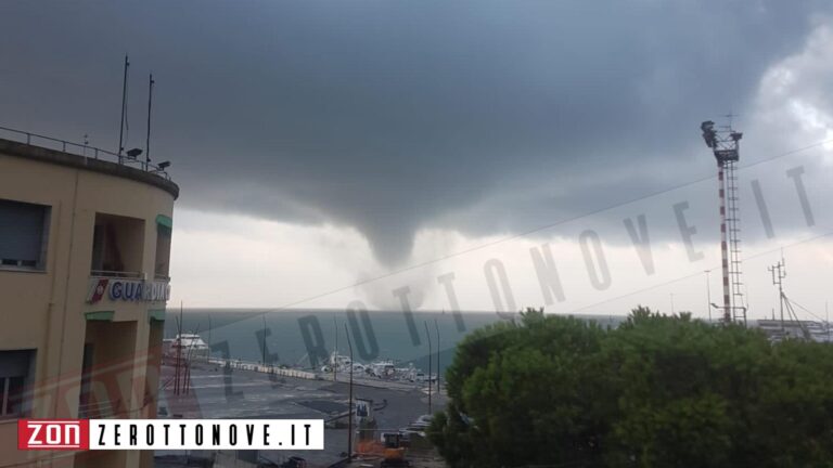 Salerno, tromba marina provoca danni in città: alberi sradicati a Torrione