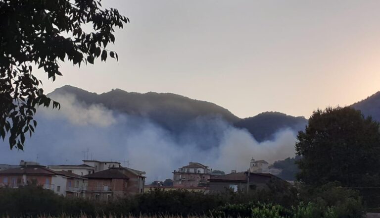 Incendio a Baronissi: brucia la collina di S. Salvatore