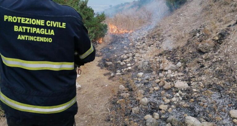 Battipaglia: vasto incendio sulle colline del Castelluccio