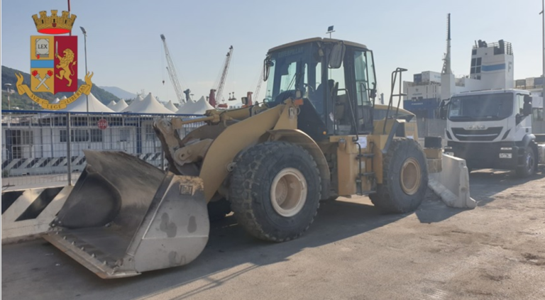 Porto di Salerno, Polizia recupera un Caterpillar in viaggio verso l’ester