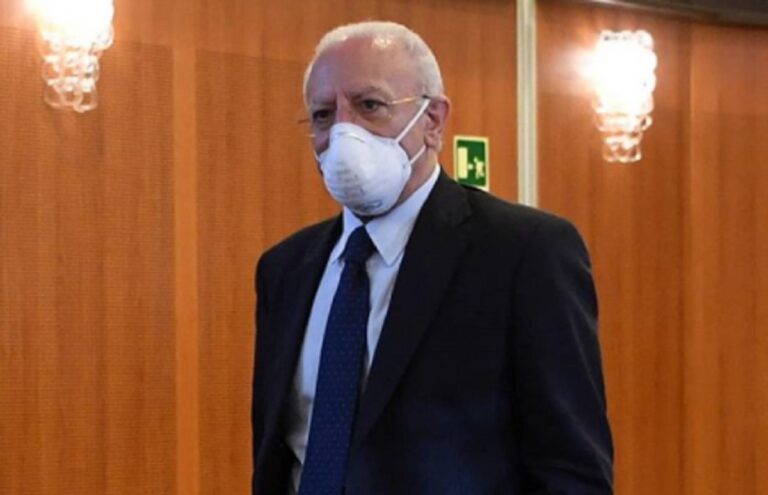 Scuola, superiori nel caos: presidi salernitani contro De Luca