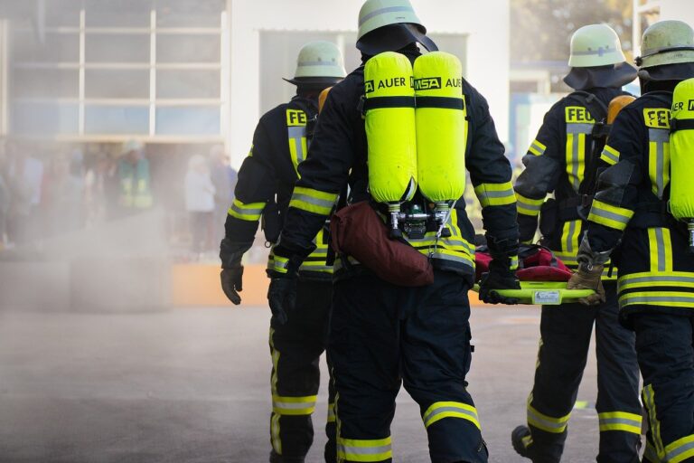 Sala Consilina, fiamme in una mansarda. Ustionata una persona