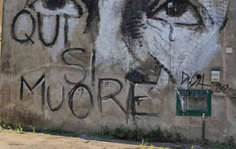 Salerno, murale “Qui si muore” disegnato accanto alle Fonderie Pisano