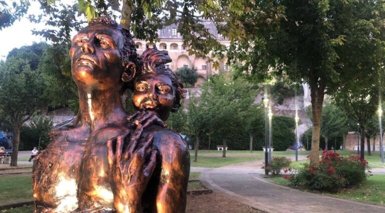 Baronissi, al Parco del Ciliegio installata una statua donata dall’artista Petrone