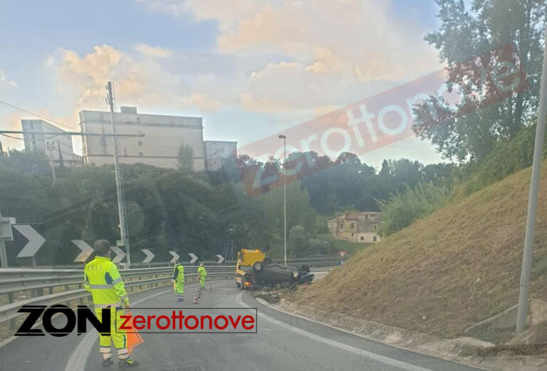 Salerno, auto si ribalta lungo l’uscita autostradale di Fratte