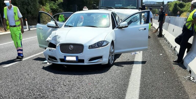 Incidente lungo il raccordo Salerno-Avellino: coinvolta una famiglia