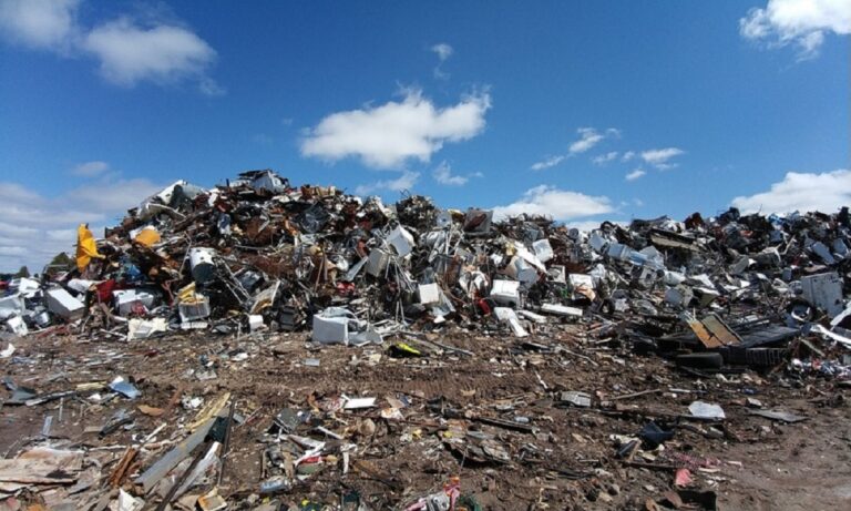 Cilento, a Marina di Camerota scoperta discarica abusiva di circa 80mq2