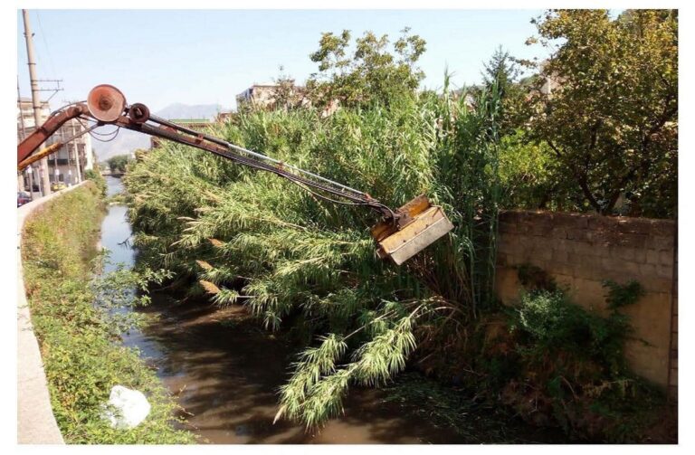 Mercato San Severino, operazioni di decespugliamento del torrente Solofrana