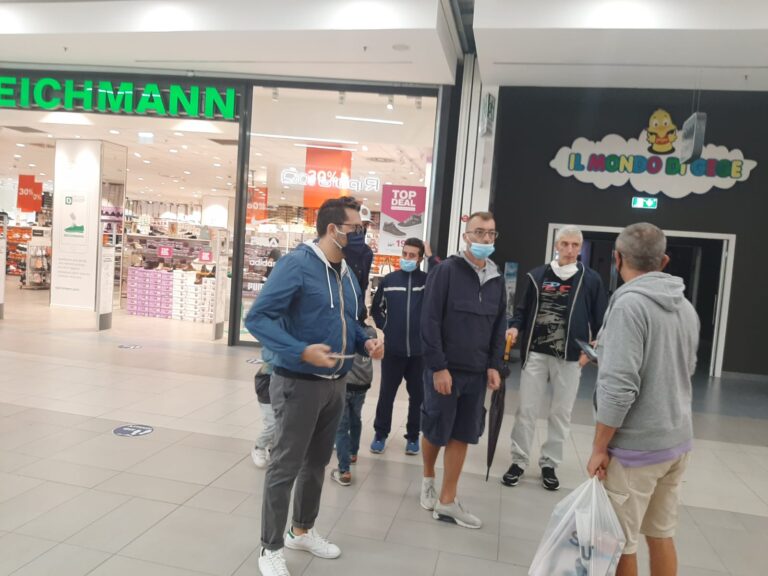 Salerno, sit-in dei lavoratori de “La Fabbrica” presso “Le Cotoniere”